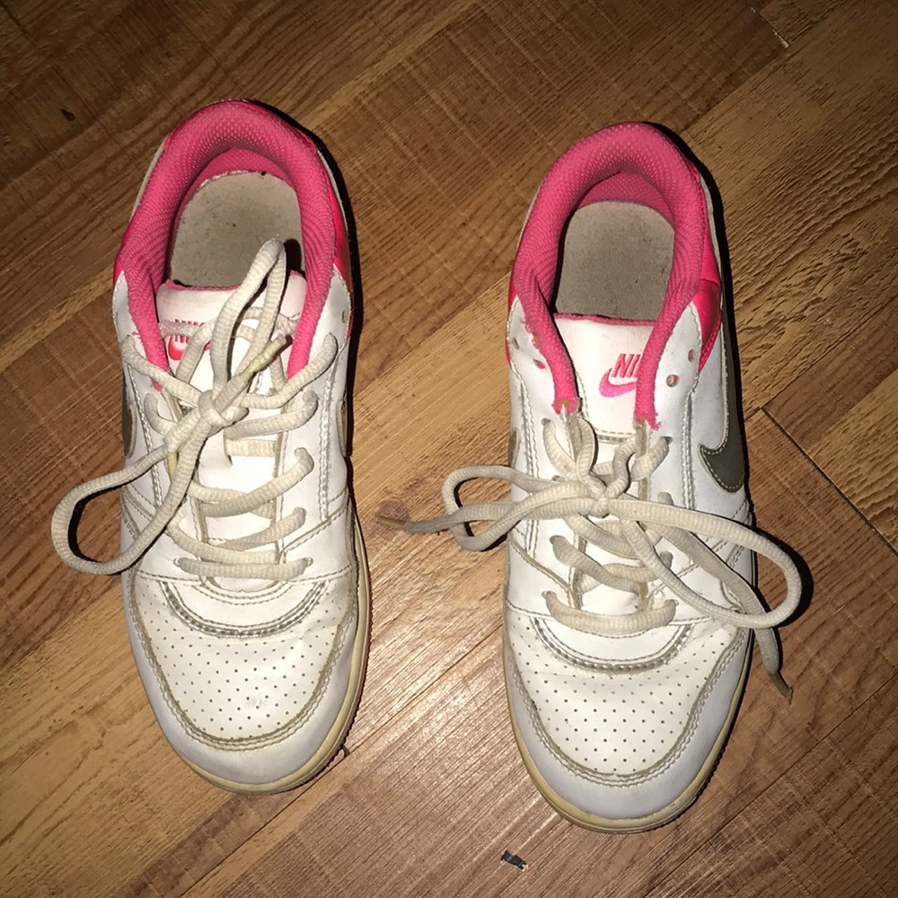 Tennis shoes